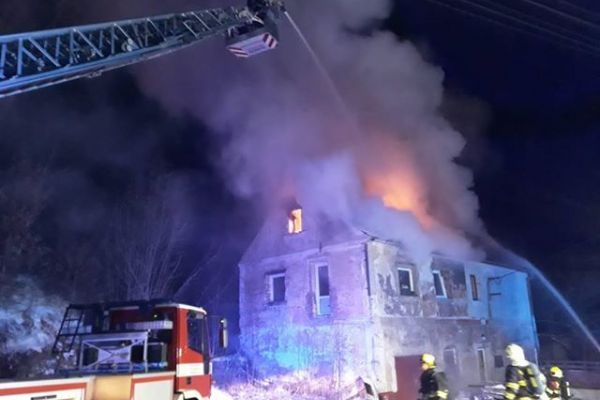 Vojtanov: U požáru střechy domu zasahovalo šest jednotek hasičů 