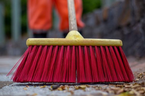 Festival na ulici dává práci lidem bez domova - uklízejí centrum