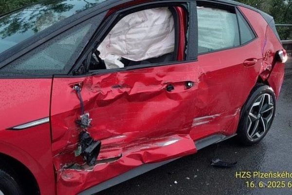 Nehoda na D5: Volkswagen smykem do Mercedesu, škoda 1,12 mil.