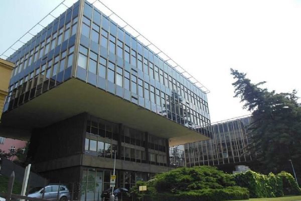 Praha získala 320 milionů na záchranu Pragerových kostek v Emauzích