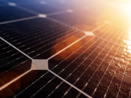 Solární elektrárna s virtuální baterií: vyplatí se investice do „úložiště v síti“?