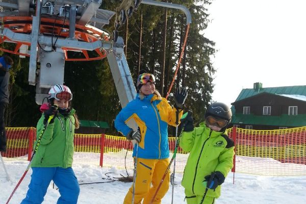Na Špičáku je stále sněhu dost. V sobotu a v neděli se jedou závody ve slalomu a startují víkendové kurzy lyžařské školy
