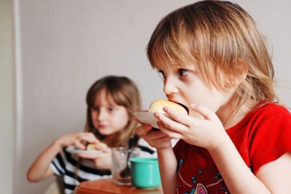 Karlovarský kraj nabídne více peněz na obědy dětem ze sociálně slabých rodin, rozšířil se také okruh možných žadatelů