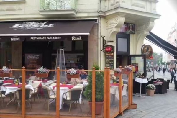Osvěžte se v horkých letních dnech na venkovní terase v restauraci Parlament přímo v centru Karlových Varů