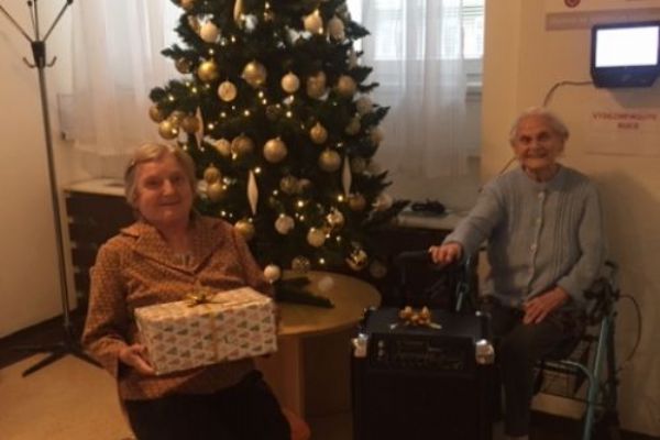 Plzeňští radní zaslali vánoční dary a pozdravy do sociálních zařízení