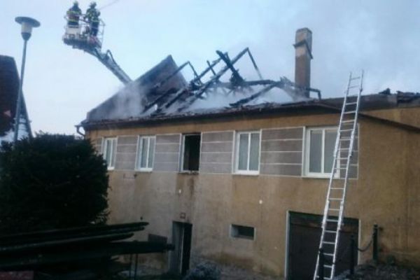 Ve Strážově hoří rodinný dům, zásah komplikuje mráz