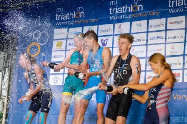 Karlovy Vary: Premiérový Světový pohár v triatlonu vyhráli Australanka Backhousová a Nor Iden