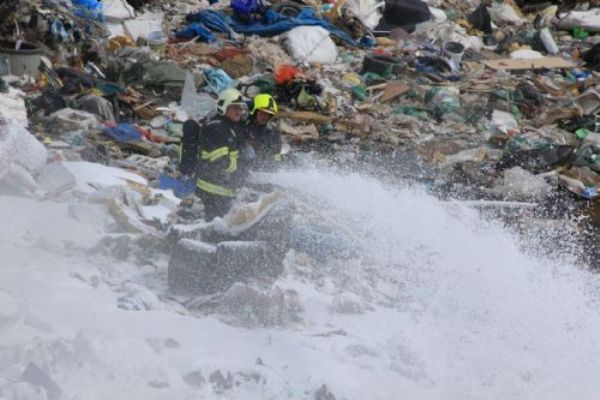 Vintířov: S požárem skládky odpadu bojovalo patnáct jednotek hasičů