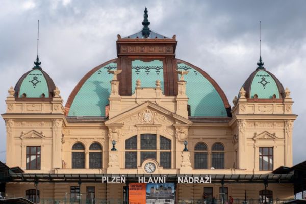 Budova plzeňského hlavního nádraží se v pátek otevírá cestujícím