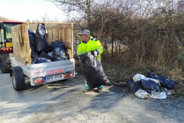 Dobrovolníci nasbírali v Černicích 13 pytlů odpadků