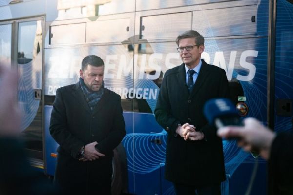 Ministr dopravy navštívil závod Škoda Group a prohlédl si vodíkový autobus