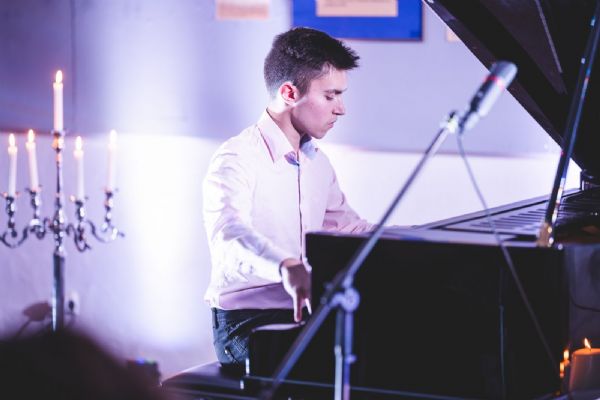 Mladý klavírista Vondráček zahajuje turné v klášteře