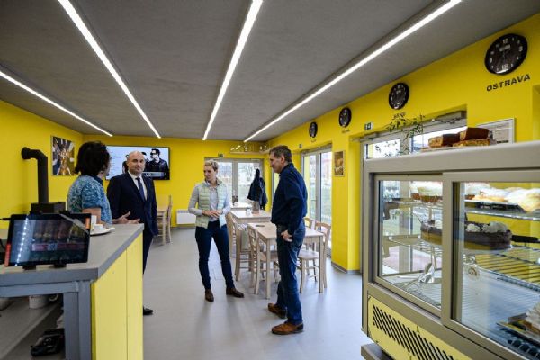 Kavárna na atletickém stadionu ve Skvrňanech už slouží veřejnosti 