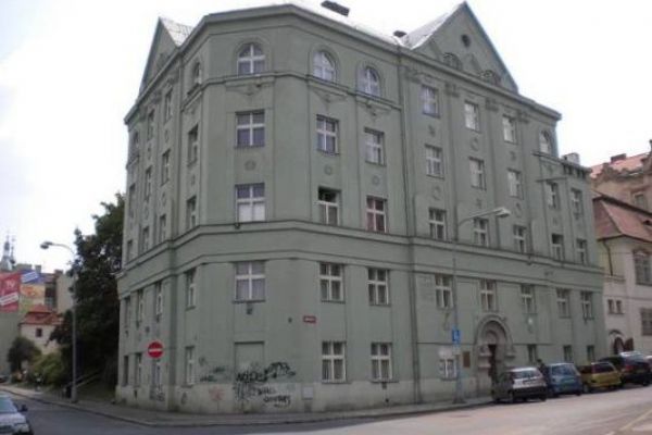 Plzeň chce přispět na výměnu oken v nárožním domě v Dominikánské ulici