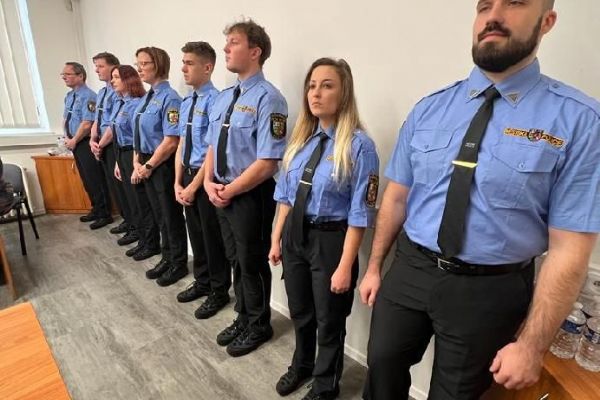 Plzeň má osm nových strážníků