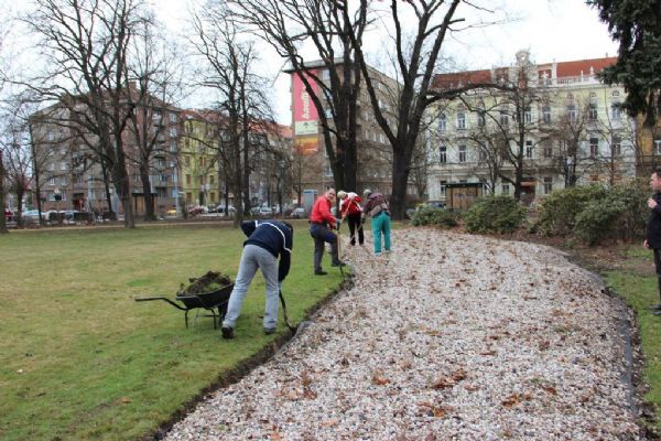 Spolu s úklidem začnou v Plzni i jarní výhraby trávníků