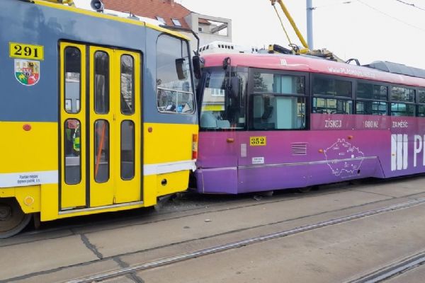 Srážka tramvají na Karlovarské si vyžádala 35 zraněných a omezení dopravy