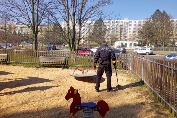 Strážníci kontrolovali dětská hřiště ve Skvrňanech