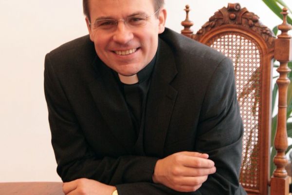 Biskup Tomáš Holub je opět na příjmu. Do konce nouzového stavu
