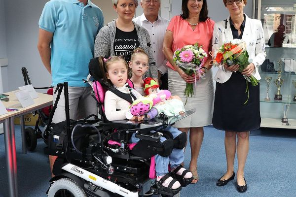 Předání speciálního elektrického vozíku těžce postižené pětileté Sofince