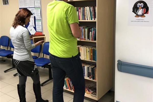 Nemocnice v Pelhřimově nabízí pacientům k zapůjčení knížky