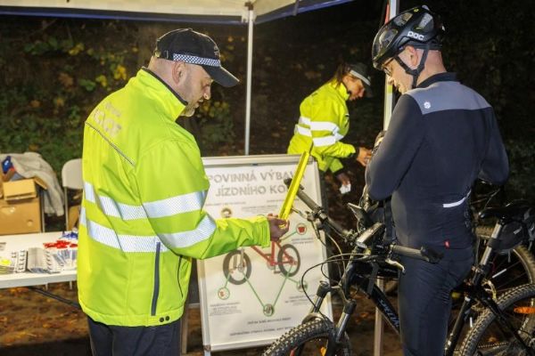 Praha s příchodem zimního času znovu připravila kampaň, jejímž cílem je varovat nedostatečně osvětlené cyklisty