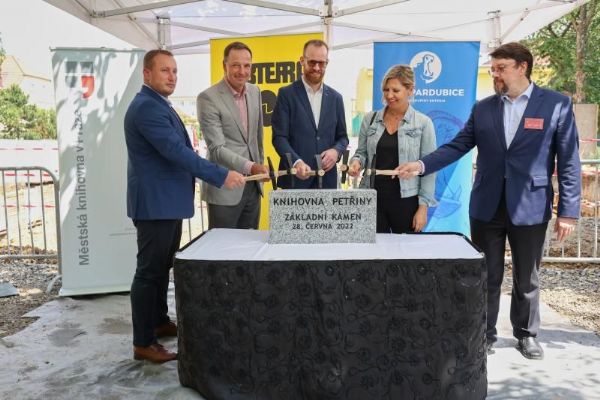 Praha zahájila výstavbu nové knihovny na Petřinách poklepáním na základní kámen
