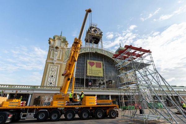 V Praze se uskutečnila unikátní stavební operace. Jeřáb sundal 26tunovou hodinovou věž z Průmyslového paláce