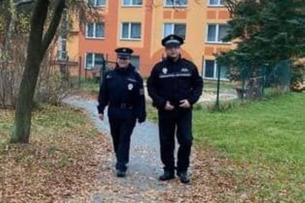 Františkovy Lázně: V ulicích nově hlídky strážníka a policisty