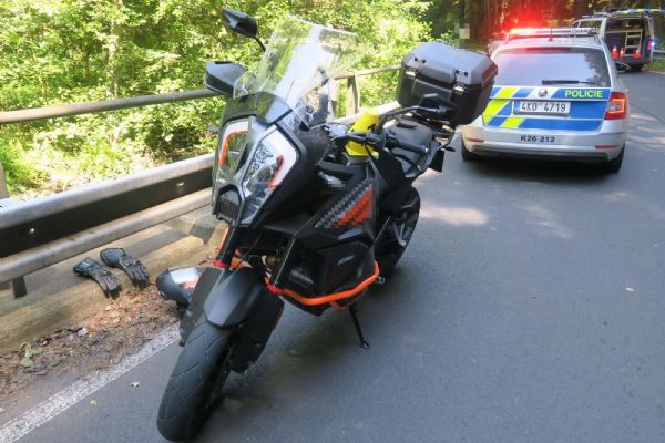 Karlovarsko: O víkendu bourali i motorkáři, jeden utrpěl vážná zranění