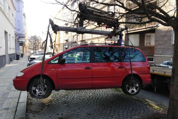 Karlovy Vary: Autovraků a dalších problematických vozidel v ulicích ubylo