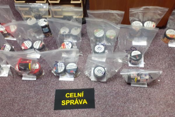 Karlovy Vary: Celníci zajistili téměř 12 kg nezdaněného tabáku do vodních dýmek