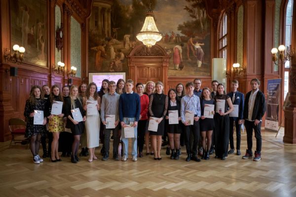 Karlovy Vary: Gymnazisté převzali prestižní mezinárodní ceny vévody z Edinburghu