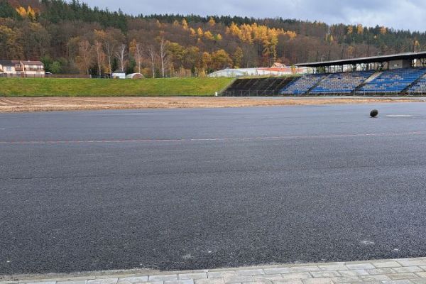 Karlovy Vary: Hrubá stavba plochy na atletickém stadionu je hotová. Rekonstrukce bude pokračovat na jaře