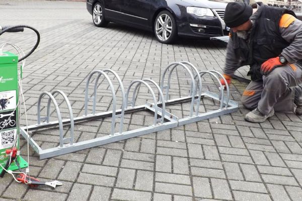 Sokolov: Nejen cyklisté mohou využít nové servisní stojany