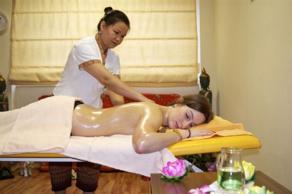 Uvolněte své tělo a mysl při tradiční thajské masáži