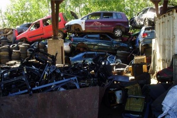 Za skladování autovraků pokuta přes 160 tisíc korun