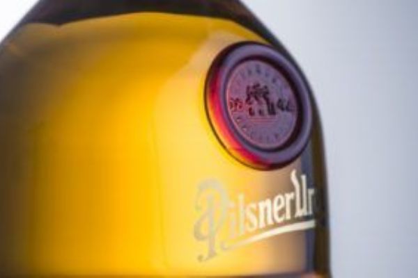 Charitativní aukce lahví Pilsner Urquell pro Centrum Paraple vynesla rekordní sumu