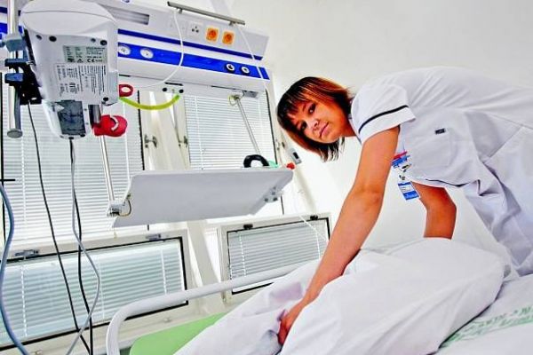 Nemocnice v Plzeňském kraji lákají na vysoké náborové příspěvky