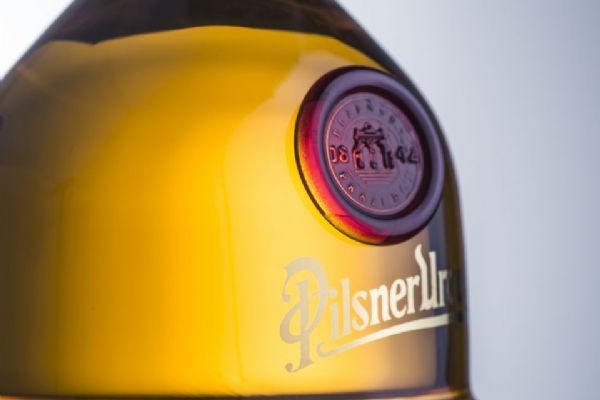 Dražba unikátních lahví Pilsner Urquell přinesla vozíčkářům rekordní sumu  