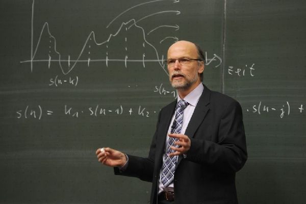Středním školám na Plzeňsku chybí učitelé matematiky a fyziky