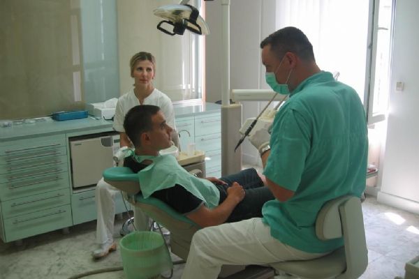 Zubní klinice v Plzni chybějí lékaři a musí omezit péči