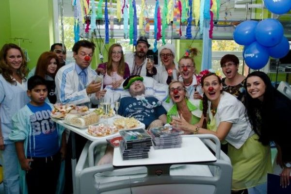Zdravotní klauni se loučili s osmnáctiletým pacientem FN Bory Sašou