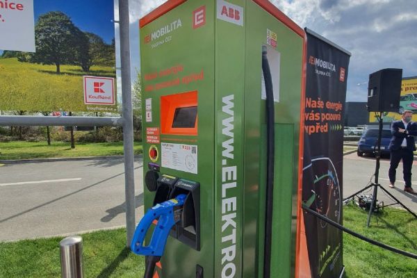 Dobíjecích stanic na elektromobily přibývá. Ministr Havlíček spustil další v Nymburce
