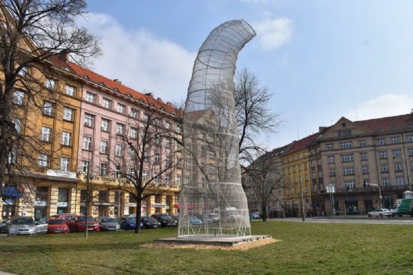Na Vítězné náměstí dohlíží desetimetrová housenka, dílo sochaře Kurta Gebauera