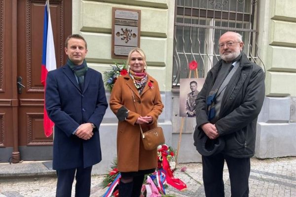 V Praze 2 byla odhalena pamětní deska věnovaná armádnímu generálovi Karlu Janouškovi