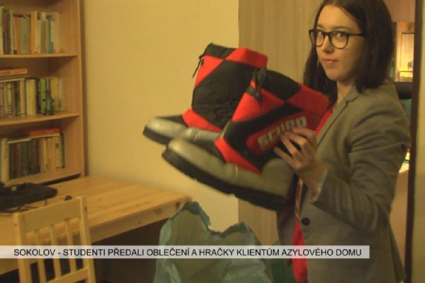 Sokolov: Studenti předali oblečení a hračky klientům Azylového domu (TV Západ)