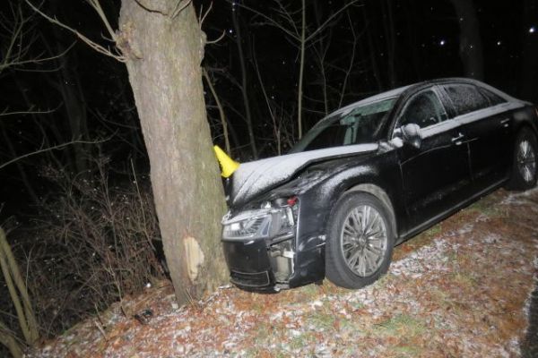 Čankov: Při předjíždění nezvládl řízení. Nabourané vozidlo skončilo ve stromě