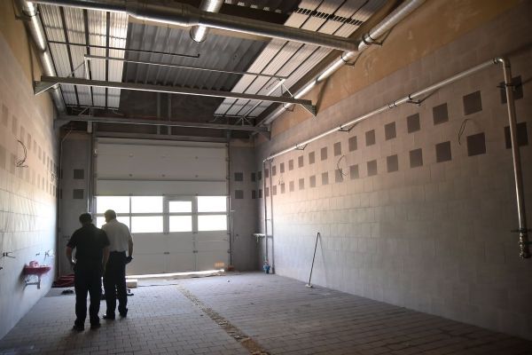 Cheb: Dokončují se nové garáže pro zásahovou techniku hasičů