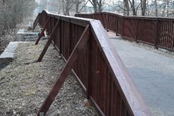 Cheb: Dřevěná lávka na cyklostezce do Waldsassenu prošla opravou